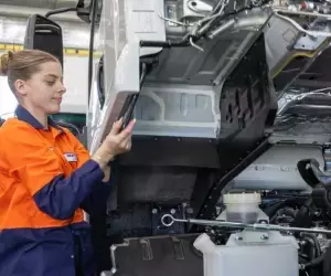 Penske Diesel Mechanic Apprenticeship Program:Skilled Employment with Training