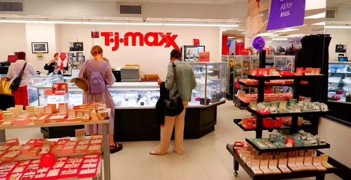 Clearance Section Shopping Guide: How to Score High-End Brands for the Lowest Prices