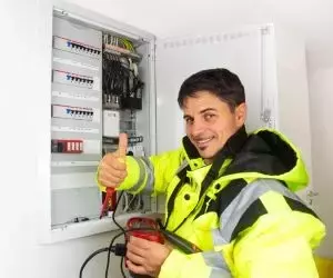 How to Become an Electrician in the UK —— A Guide to Courses and Career Pathways