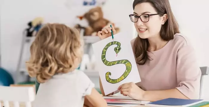 Spoken Language Training — Linguistic Foundations, Cognitive Mechanisms, and Communication Context